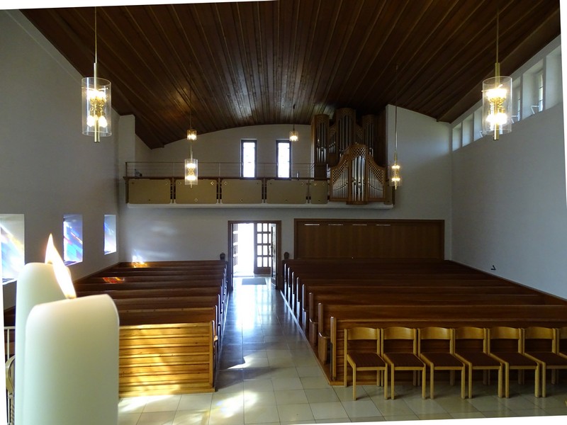 Innenansicht der Kirche mit Chor und Orgel