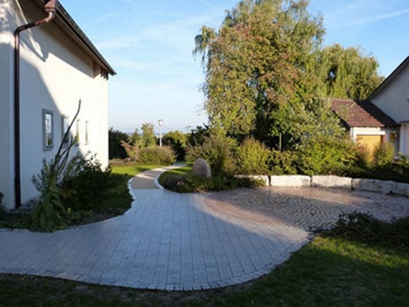 Kirchhof mit Kirchgarten