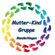 bunter Kreis aus Kinderfuss-abdrücken mit Schriftzug "Mutter-Kind-Gruppe"